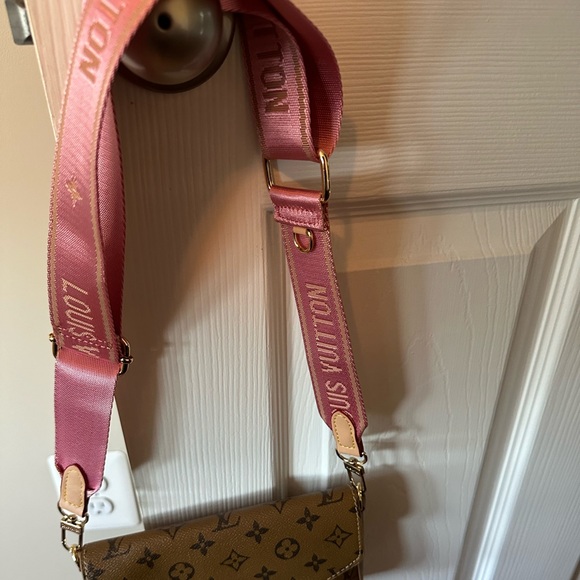 Louis Vuitton Crossbody Bag with two wallets - Picture 3 of 8